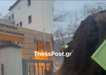Οι αγρότες έριξαν 4 τόνους κοπριά έξω από την Περιφέρεια Δυτικής Μακεδονίας