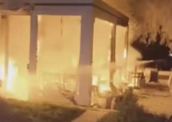 ΤΩΡΑ: ΕΚΡΗΞΗ ΚΑΙ ΦΩΤΙΑ ΣΕ ΚΑΦΕΤΕΡΙΑ ΓΕΜΑΤΗ ΚΟΣΜΟ