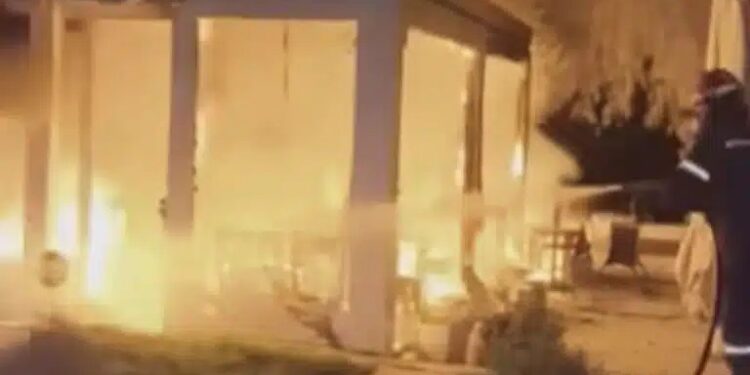 ΤΩΡΑ: ΕΚΡΗΞΗ ΚΑΙ ΦΩΤΙΑ ΣΕ ΚΑΦΕΤΕΡΙΑ ΓΕΜΑΤΗ ΚΟΣΜΟ