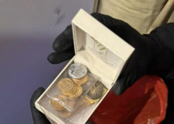 Σε 11 τραπεζικούς λογαριασμούς διακινούσαν τα κέρδη τα μέλη του κυκλώματος με τις παράνομες επιδοτήσεις του ΟΠΕΚΕΠΕ στην Κρήτη – Βρέθηκαν λίρες και ράβδοι χρυσού