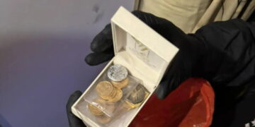 Σε 11 τραπεζικούς λογαριασμούς διακινούσαν τα κέρδη τα μέλη του κυκλώματος με τις παράνομες επιδοτήσεις του ΟΠΕΚΕΠΕ στην Κρήτη – Βρέθηκαν λίρες και ράβδοι χρυσού