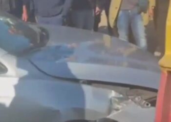 Οι αγρότες έκλεισαν την εθνική οδό – Οδηγός αυτοκινήτου έπεσε πάνω σε τρακτέρ (video)