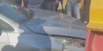 Οι αγρότες έκλεισαν την εθνική οδό – Οδηγός αυτοκινήτου έπεσε πάνω σε τρακτέρ (video)