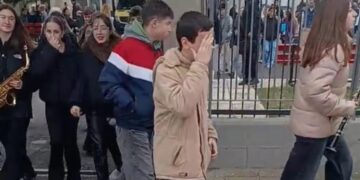 Μαθητές αρνήθηκαν να πουν τα κάλαντα στον Άδωνι Γεωργιάδη – Στήριξη στους αγρότες γονείς τους (video)