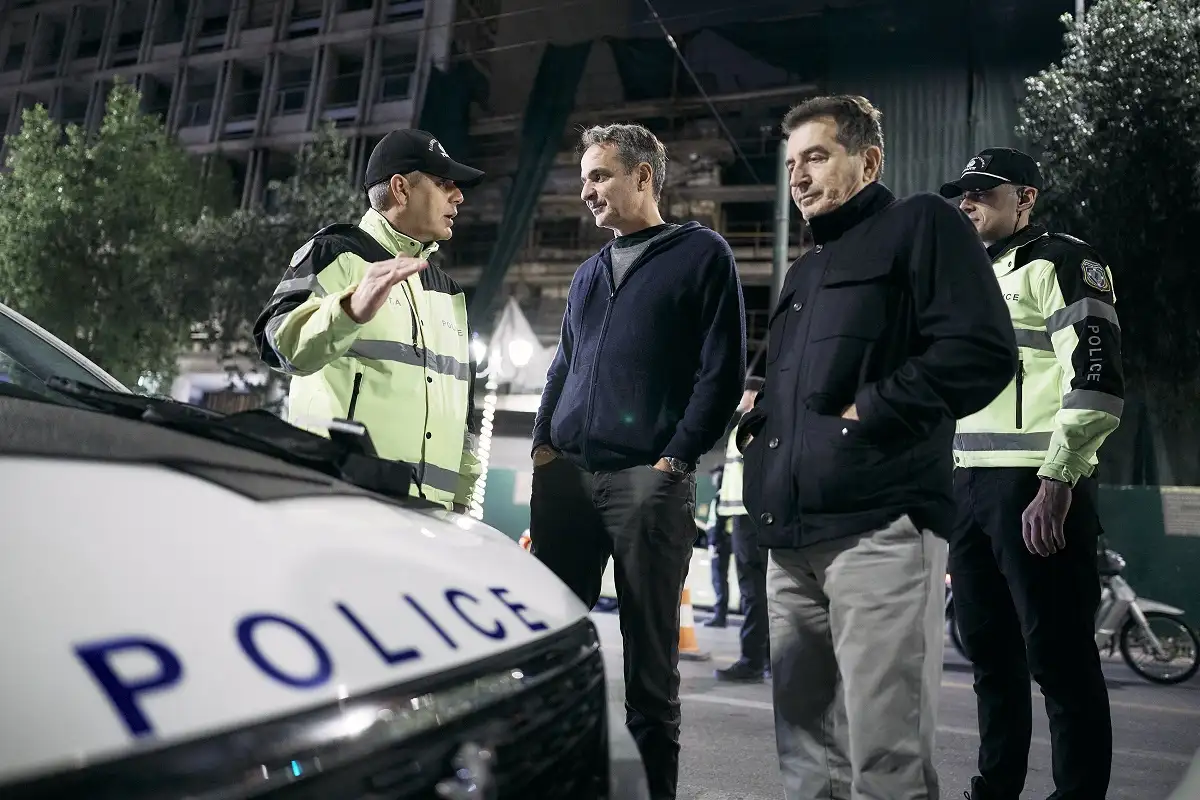 Χαμός με την φωτογραφία του Μητσοτάκη - Γιατί έκανε αλκοτέστ πεζός; 3 mitsotakis alkotest 2