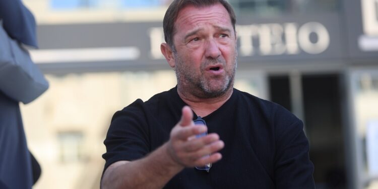 Ξέσπασμα Πλακιά για την ευχετήρια κάρτα της Hellenic Train: «Απόλυτη χυδαιότητα»