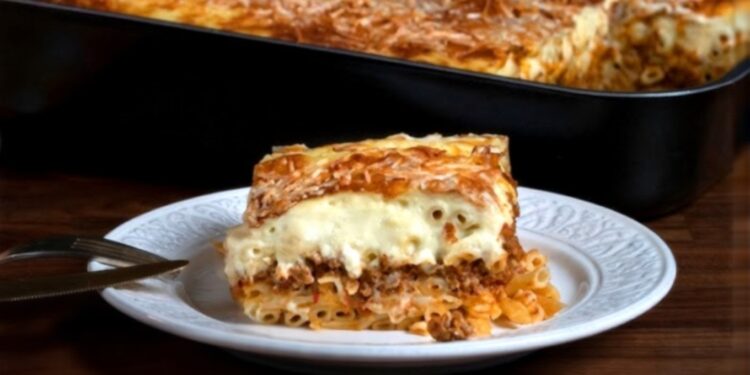 Alldaynews.gr Το «παστίτσιο της τεμπέλας»: Η εύκολη συνταγή με ριγκατόνι της Αργυρώς Μπαρμπαρίγου