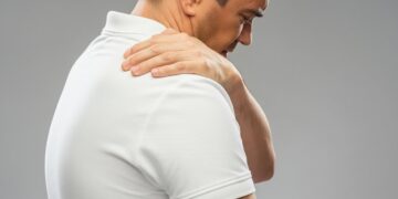 Καρκίνος πνεύμονα: Πιθανό σημάδι ο πόνος στην πλάτη – Τι θα νιώσετε