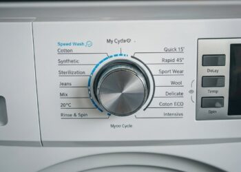 Αυτό το άγνωστο κουμπί του πλυντηρίου επιτρέπει να στεγνώνουν τα ρούχα πολύ πιο γρήγορα τον χειμώνα