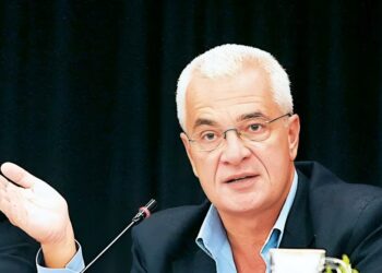 «Ψωνισμένος και κακομαθημένος»: Το αιχμηρό σχόλιο Πρετεντέρη για «το ψώνιο που νομίζει ότι μπορεί να δίνει οδηγίες»