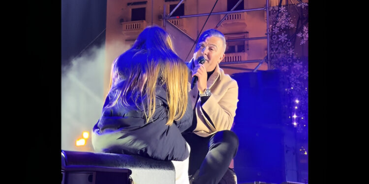 Alldaynews.gr Αντώνης Ρέμος: Ανέβασε στη σκηνή την 10χρονη κόρη του – Η τρυφερή αφιέρωση και η συγκίνηση της Υβόννης Μπόσνιακ