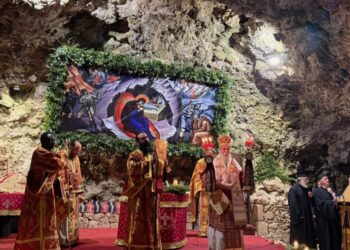 Μαζεύτηκαν πάνω από 3.000 προσκυνητές σε σπήλαιο της Κρήτης: Παρακολούθησαν την αναπαράσταση της Γέννησης