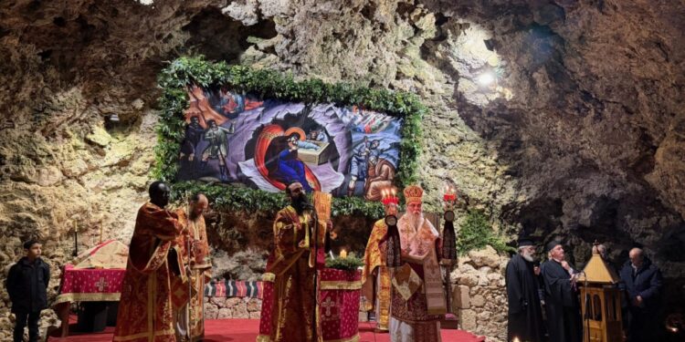 Μαζεύτηκαν πάνω από 3.000 προσκυνητές σε σπήλαιο της Κρήτης: Παρακολούθησαν την αναπαράσταση της Γέννησης