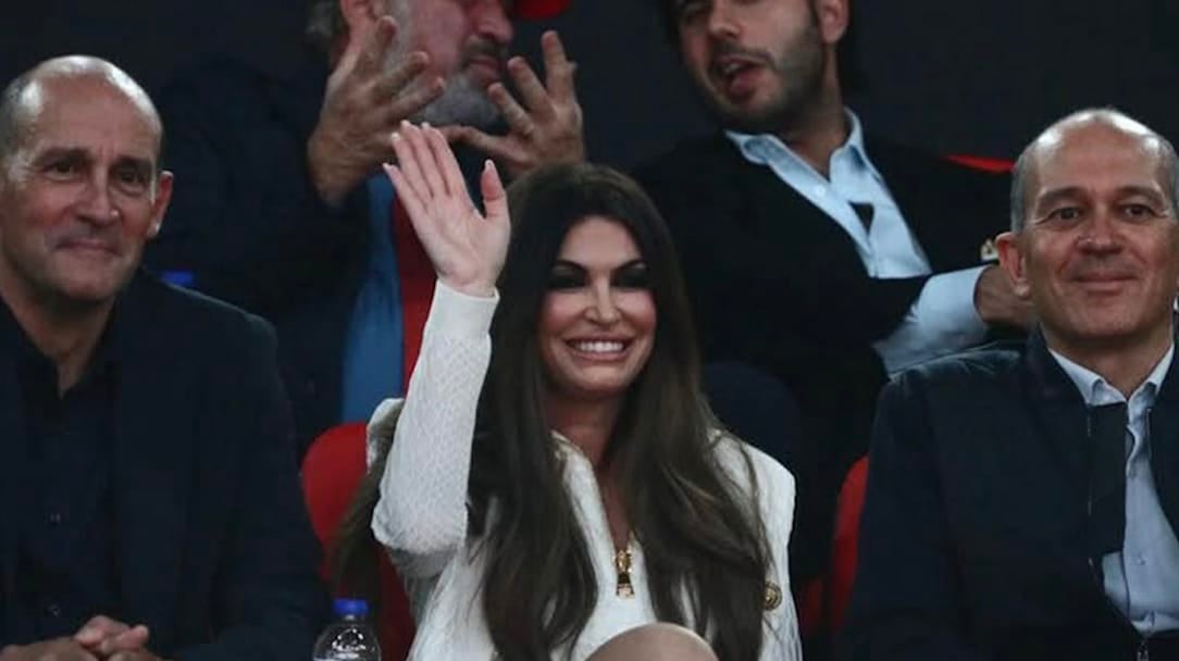 Alldaynews.gr Η Κίμπερλι Γκιλφόιλ στο ΣΕΦ με τους αδελφούς Αγγελόπουλους – Χαμός με τα πόδια της