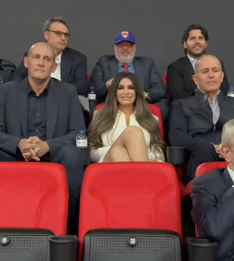 Η Κίμπερλι Γκιλφόιλ στο ΣΕΦ με τους αδελφούς Αγγελόπουλους - Χαμός με τα πόδια της 3 stigmiotypo othonis 2025 11 13 04.01.58