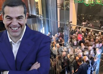 Περήφανος ο Τσίπρας: Λαοθάλασσα έξω από το Θέατρο Παλλάς για την την παρουσίαση του βιβλίου του
