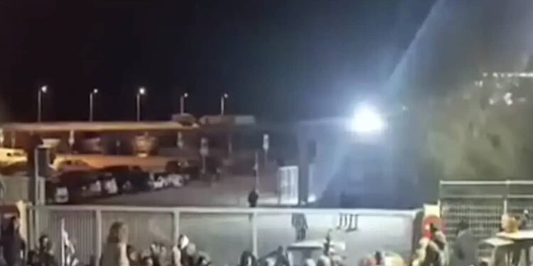 Μυτιλήνη: Αγρότες εμπόδισαν τους επιβάτες να μπουν στο πλοίο «Διαγόρας» – Αναχώρησε από το λιμάνι άδειο