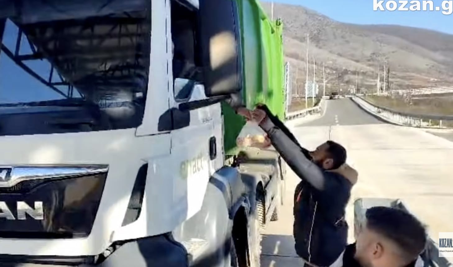 Αγρότες πρόσφεραν κρόκο και μήλα στους διερχόμενους οδηγούς στην Κοζάνη 1 stigmiotypo othonis 2025 12 09 20.53.26