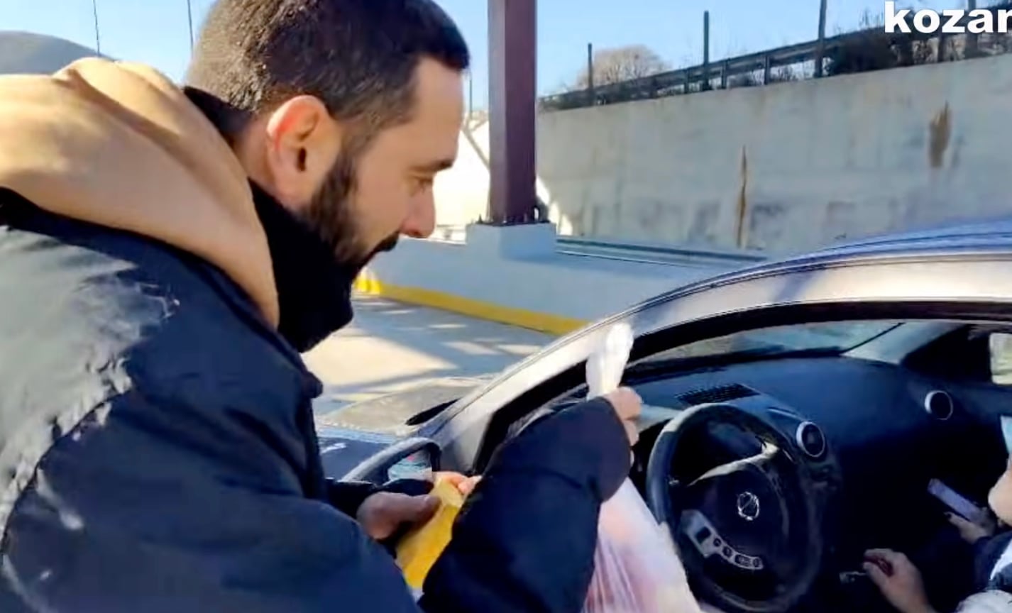 Αγρότες πρόσφεραν κρόκο και μήλα στους διερχόμενους οδηγούς στην Κοζάνη 2 stigmiotypo othonis 2025 12 09 20.53.32