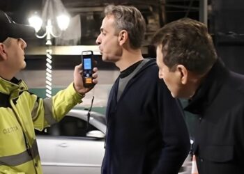 Χαμός με την φωτογραφία του Μητσοτάκη – Γιατί έκανε αλκοτέστ πεζός;