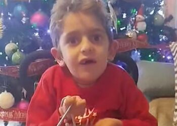 O Παναγιώτη Ραφαήλ μας τραγούδησε τα κάλαντα και στέλνει μια μεγάλη αγκαλιά