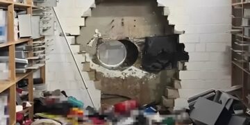 Χριστουγεννιάτικο ριφιφί σε πασίγνωστη τράπεζα: Τρύπησαν τοίχους, άδειασαν 3.200 θυρίδες με λεία 30 εκατ. ευρώ