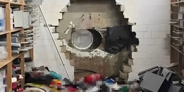 Χριστουγεννιάτικο ριφιφί σε πασίγνωστη τράπεζα: Τρύπησαν τοίχους, άδειασαν 3.200 θυρίδες με λεία 30 εκατ. ευρώ