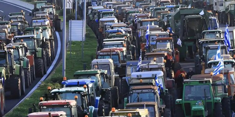 Σέρρες: Οι αγρότες έσπασαν το μπλόκο της ΕΛ.ΑΣ. και κατευθύνονται προς το τελωνείο Προμαχώνα