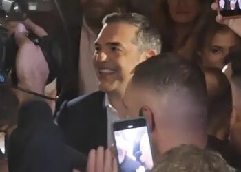 Χαμός στην παρουσίαση του βιβλίου του Τσίπρα – φώναζαν: «Να τος ο πρωθυπουργός!»
