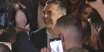 Χαμός στην παρουσίαση του βιβλίου του Τσίπρα – φώναζαν: «Να τος ο πρωθυπουργός!»