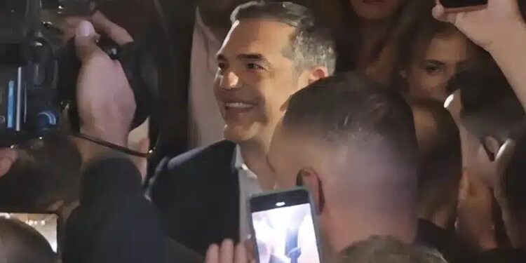 Χαμός στην παρουσίαση του βιβλίου του Τσίπρα – φώναζαν: «Να τος ο πρωθυπουργός!»