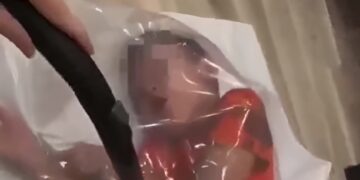 Alldaynews.gr 36χρονη έβαλε τον γιο της σε σακούλα και αφαίρεσε τον αέρα με ηλεκτρική σκούπα (video)