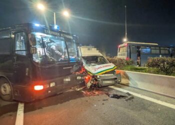 ΕΚΤΑΚΤΟ: Σοβαρό τροχαίο – Ασθενοφόρο έπεσε πάνω σε κλούβα της Αστυνομίας, δείτε φωτογραφίες (video)