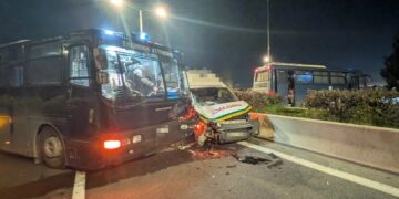 ΕΚΤΑΚΤΟ: Σοβαρό τροχαίο – Ασθενοφόρο έπεσε πάνω σε κλούβα της Αστυνομίας, δείτε φωτογραφίες (video)