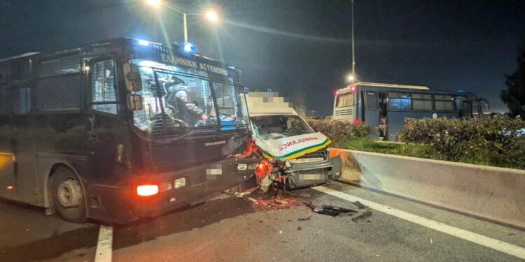 ΕΚΤΑΚΤΟ: Σοβαρό τροχαίο – Ασθενοφόρο έπεσε πάνω σε κλούβα της Αστυνομίας, δείτε φωτογραφίες (video)