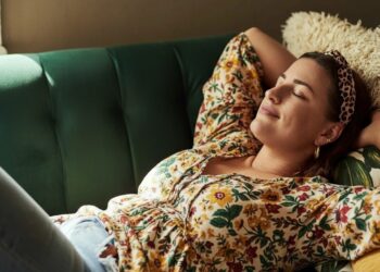 Αν κοιμάστε στον καναπέ αντί για το κρεβάτι σας, η Ψυχολογία λέει ότι έχετε αυτά τα τρία κοινά χαρακτηριστικά