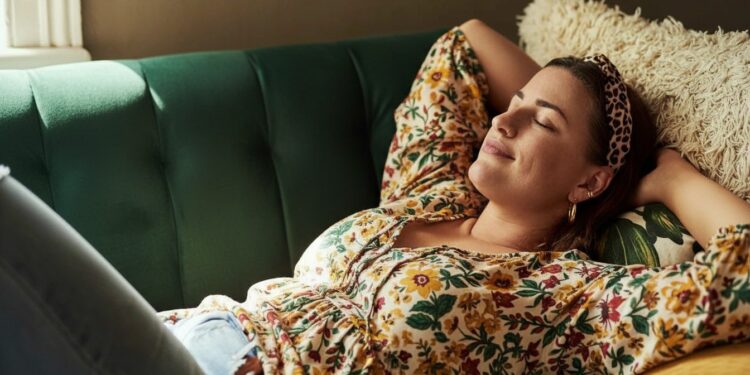 Αν κοιμάστε στον καναπέ αντί για το κρεβάτι σας, η Ψυχολογία λέει ότι έχετε αυτά τα τρία κοινά χαρακτηριστικά