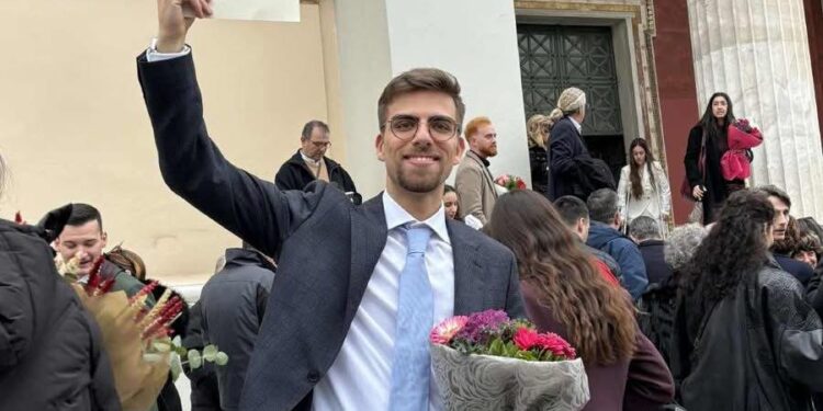 O Μάνος Γιαλιαδάκης αποφοίτησε με 9,8 από τη Νομική Αθηνών: Τον υψηλότερο βαθμό που έχει απονεμηθεί – Δούλευε τα καλοκαίρια ως ταξιτζής