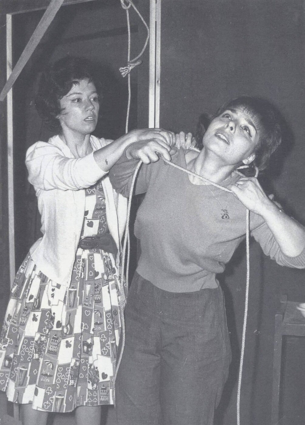 1961 maria konstantaroy dafni skoyra sto koritsi me ta aspra mallia vatheies scaled 1