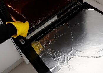Πώς να καθαρίσετε τον φούρνο με αλουμινόχαρτο και να γίνει σαν την ημέρα που τον αγοpάσετε