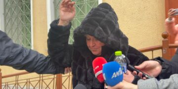 Ποινή φυλάκισης δύο ετών στη διευθύντρια που έδεσε με ταινία 13χρονο, «το έκανα για πλάκα, δεν δυσανασχετούσε» είπε (video)