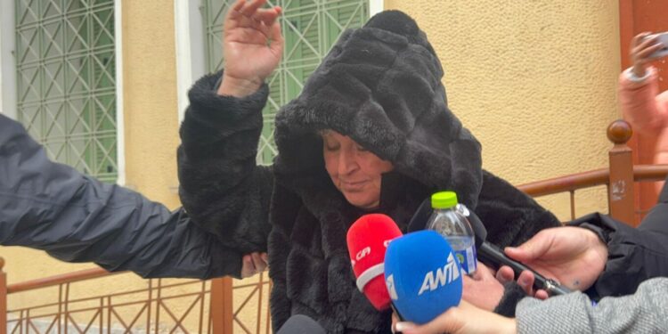 Ποινή φυλάκισης δύο ετών στη διευθύντρια που έδεσε με ταινία 13χρονο, «το έκανα για πλάκα, δεν δυσανασχετούσε» είπε (video)