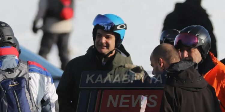 Alldaynews.gr Κυριάκος Μητσοτάκης: Με τα χιονοπέδιλα στον ώμο πήγε στα Καλάβρυτα για σκι