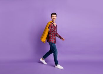 Autumn calling.  2 + 1 μοντέρνα outfits με ανδρικό αμάνικο μπουφάν για να είστε in style τη νέα εποχή!