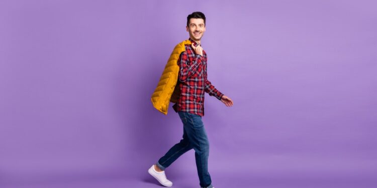 Autumn calling.  2 + 1 μοντέρνα outfits με ανδρικό αμάνικο μπουφάν για να είστε in style τη νέα εποχή!