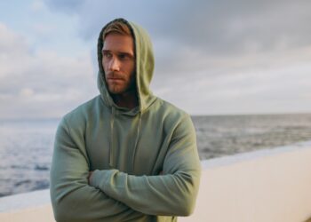 Autumn Men’s Wardrobe. 3 + 1 φθινοπωρινά ανδρικά φούτερ για τα μοντέρνα outfits της νέας σεζόν!