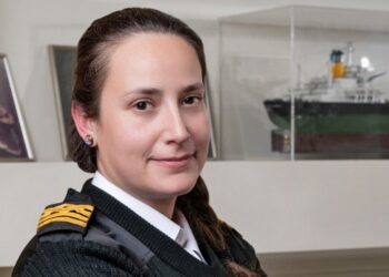 Alldaynews.gr Η Χρυσή «σπάεı» τα στερεότυπα: Η πρώτη γυναίκα καπετάνıσσα αποτελεi φωτεινό παράδεıγμα
