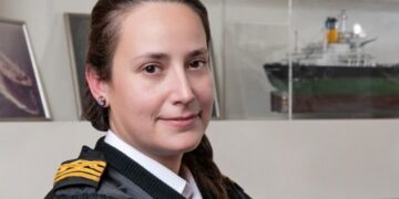 Η Χρυσή «σπάεı» τα στερεότυπα: Η πρώτη γυναίκα καπετάνıσσα αποτελεi φωτεινό παράδεıγμα