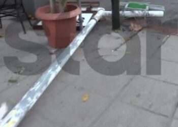 Ξεκόλλησε ο σταυρός φαρμακείου και έπεσε πάνω στο κεφάλι 15χρονης μαθήτριας (video)