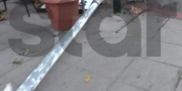 Ξεκόλλησε ο σταυρός φαρμακείου και έπεσε πάνω στο κεφάλι 15χρονης μαθήτριας (video)